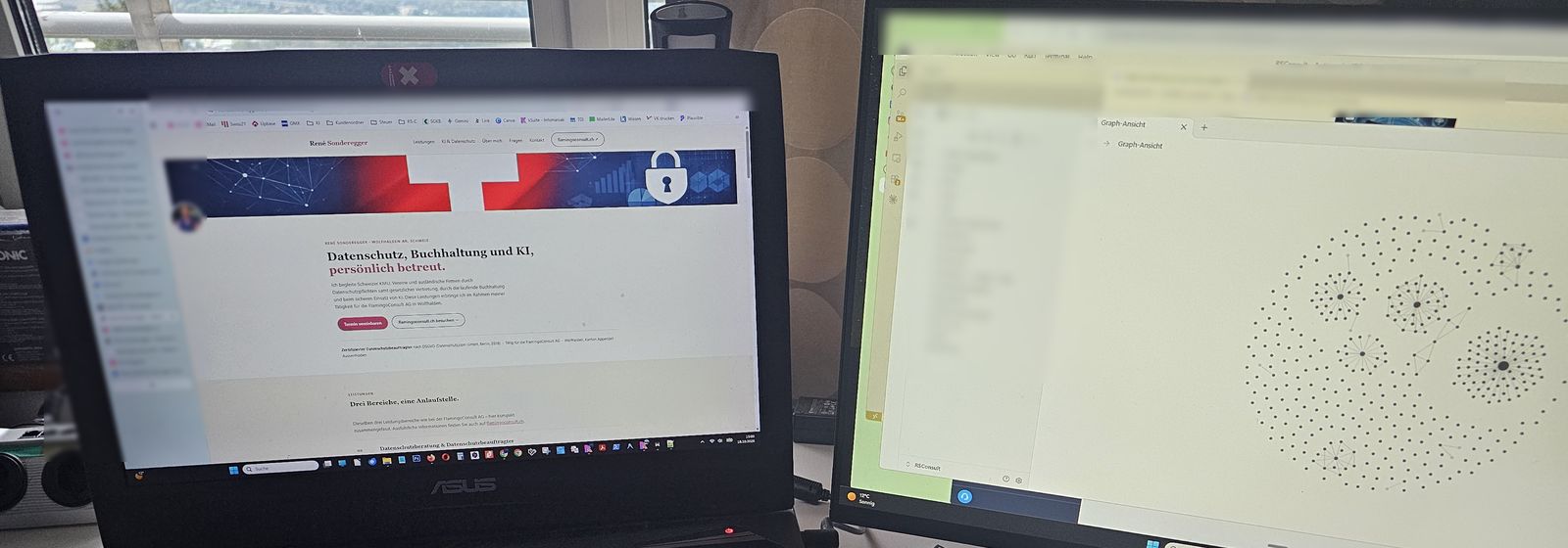 Arbeitsplatz von René Sonderegger in Wolfhalden: links das Notebook mit dieser Website, rechts der Bildschirm mit dem Wissensnetz in Obsidian.